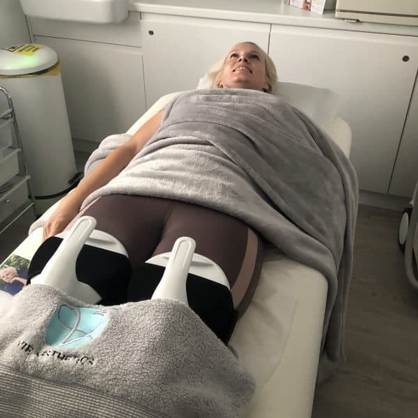 Woman undergoes Viemax Sculpt EMS body contouring treatment at vie aesthetics